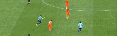 半岛体育官网-大开大合，约尼查、杨铭锐分别完成威胁射门