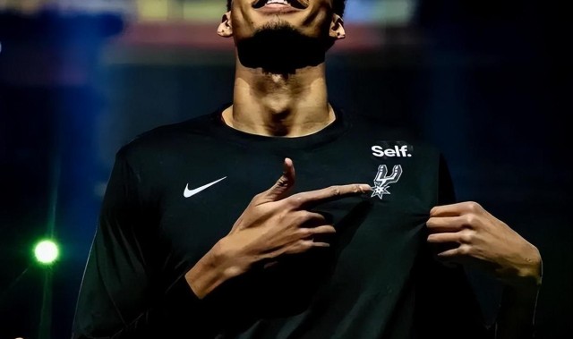 半岛体育官网-32分12板8助2断4帽！文班亚马复制姚明神迹，战神卡要小心了