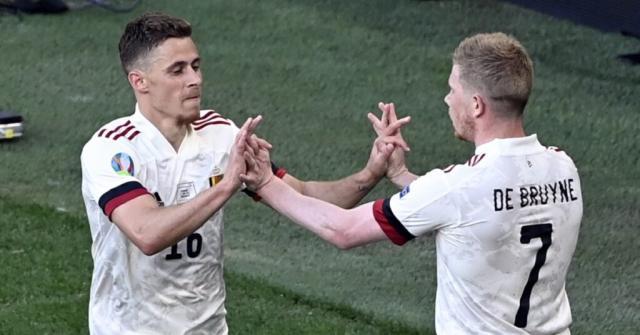 Thorgan-Hazard-celebrates-his-goal-with-Kevin-de-Bruyne-1024x537.jpg
